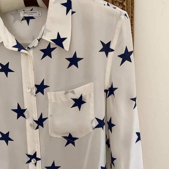 Equipment 100% silk short/blouse size m Navy blue stars on off white background - Picture 3 of 5